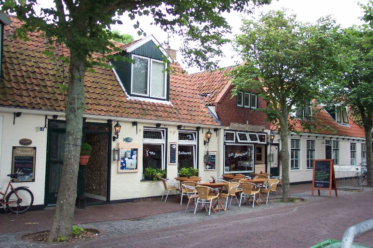 Dorpsstraat 12 Visrestaurant Oosterbaan stond in 2009 te koop op vlieland