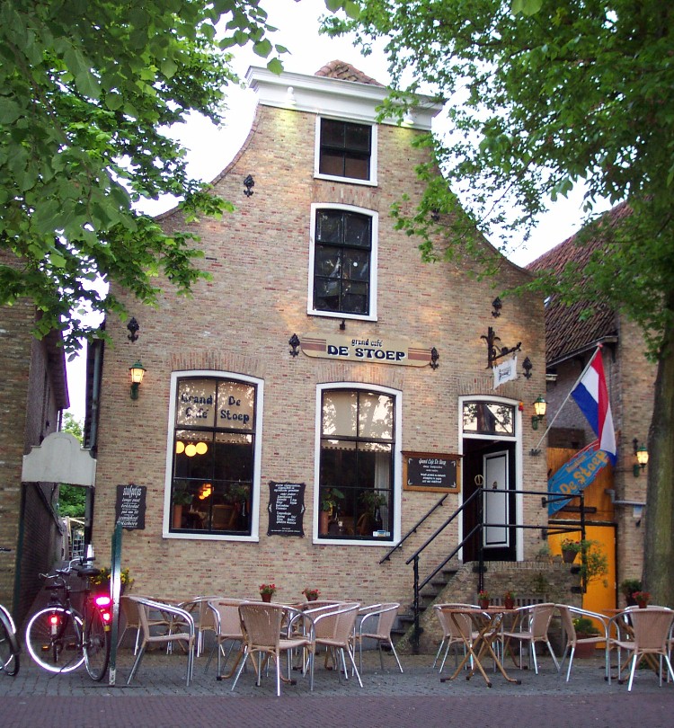Dorpsstraat 81 Discotheek De Stoep Grand cafe Waddenterras in 2004