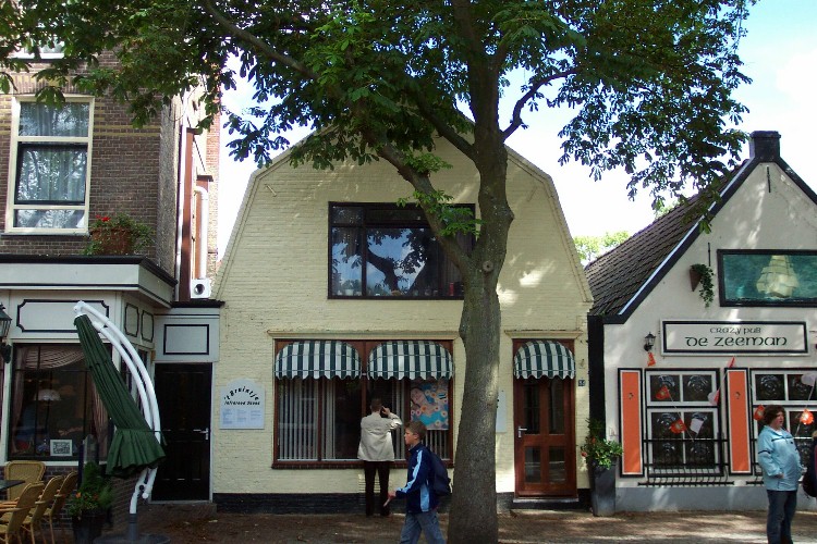 Dorpsstraat 86 ZONNESTUDIO BRUINTJE inmiddels restaurant BADHOTEL BRUIN op Vlieland
